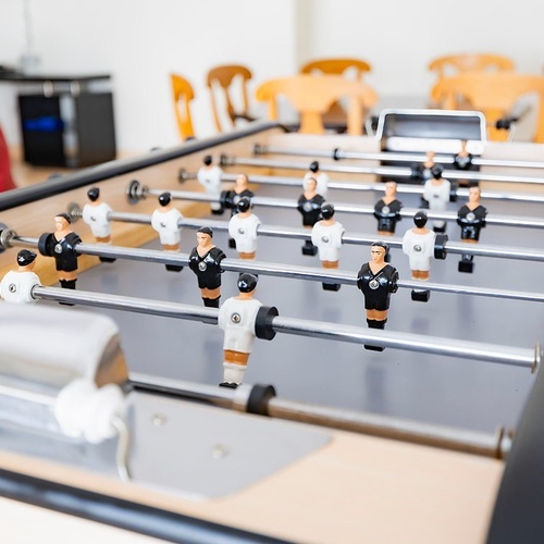 ein tischfußballspiel mit schwarzen und weißen figuren