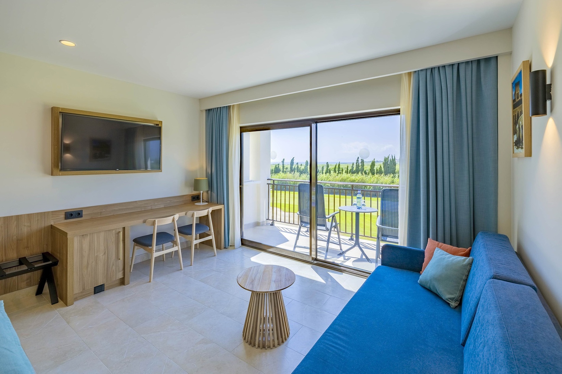 une chambre d' hôtel avec un lit et un canapé bleu