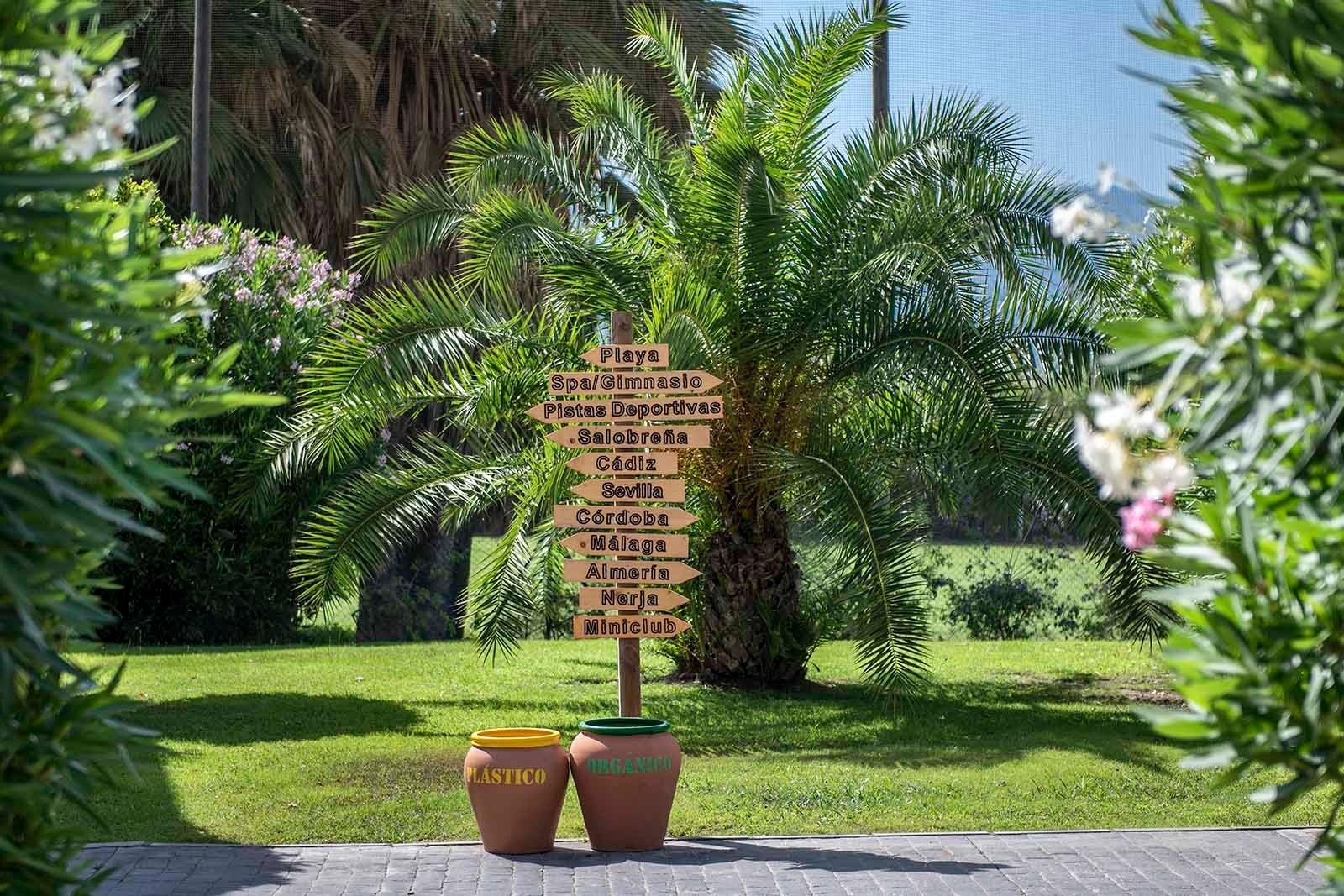 une femme portant un chapeau de paille regarde l' océan
