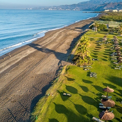 eine Luftaufnahme eines Golfplatzes und eines Strandes