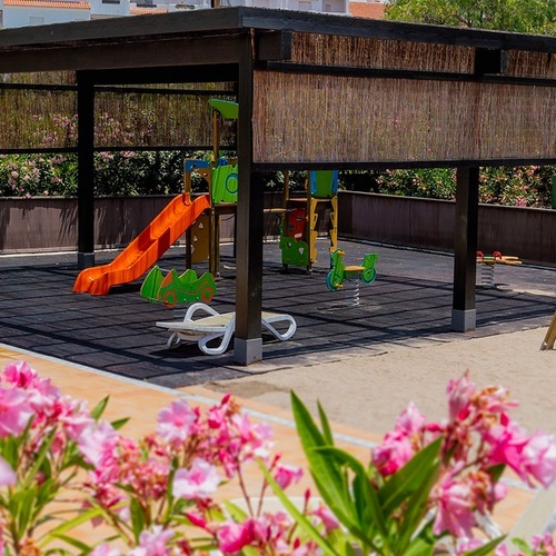 eine Luftaufnahme eines Resorts mit Bergen im Hintergrund