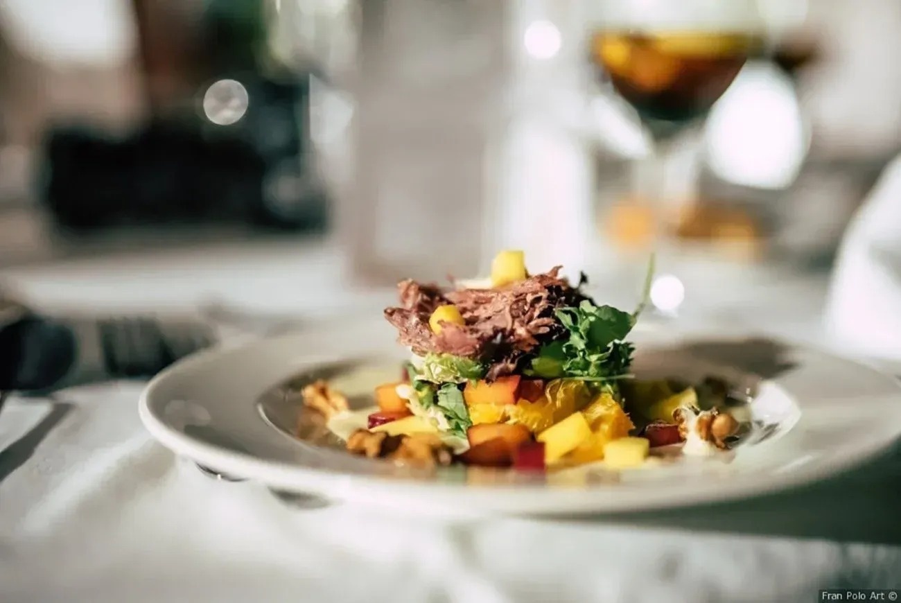 un primer plano de un plato de comida en una mesa