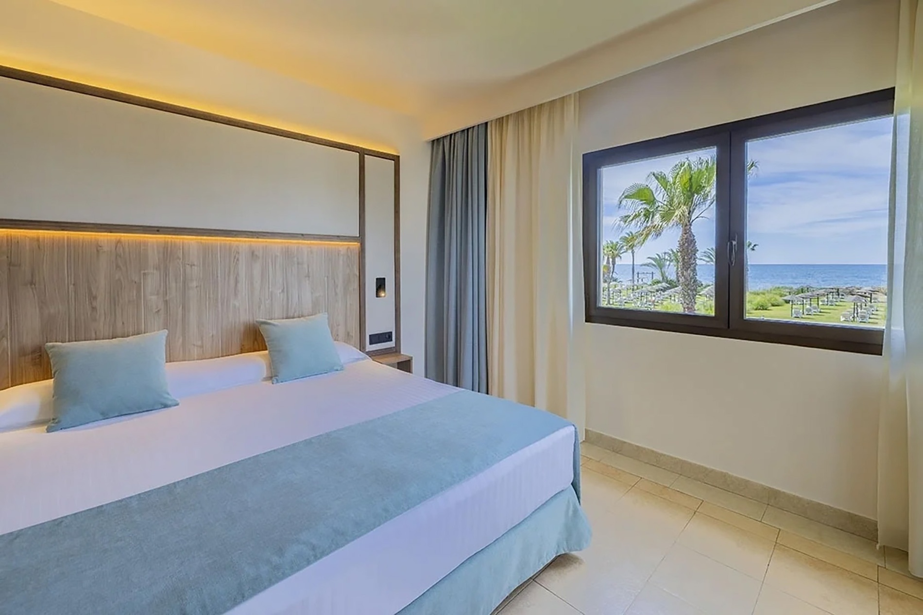 una habitación de hotel con una cama y un sofá azul