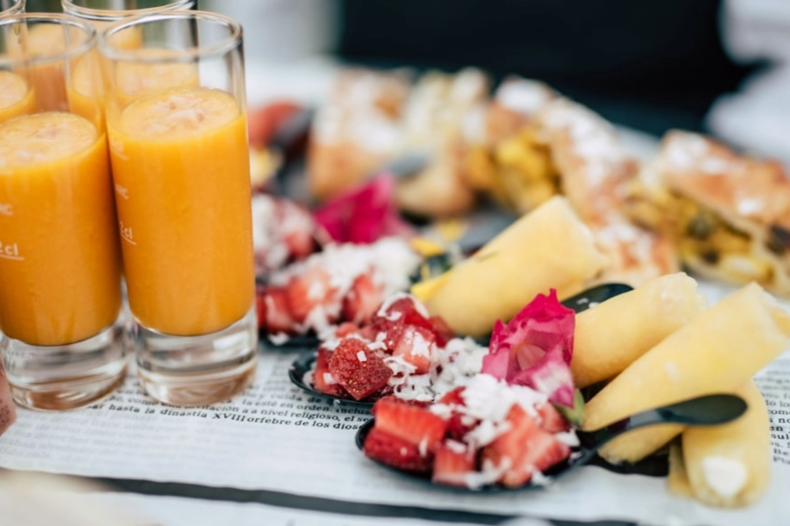 l' eau est turquoise et il y a un gros rocher dans l' eau