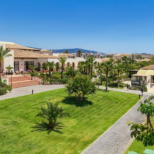 ein großer Rasen vor einem Gebäude mit einem Schild darauf