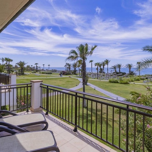 ein Balkon mit Blick auf den Ozean und Palmen