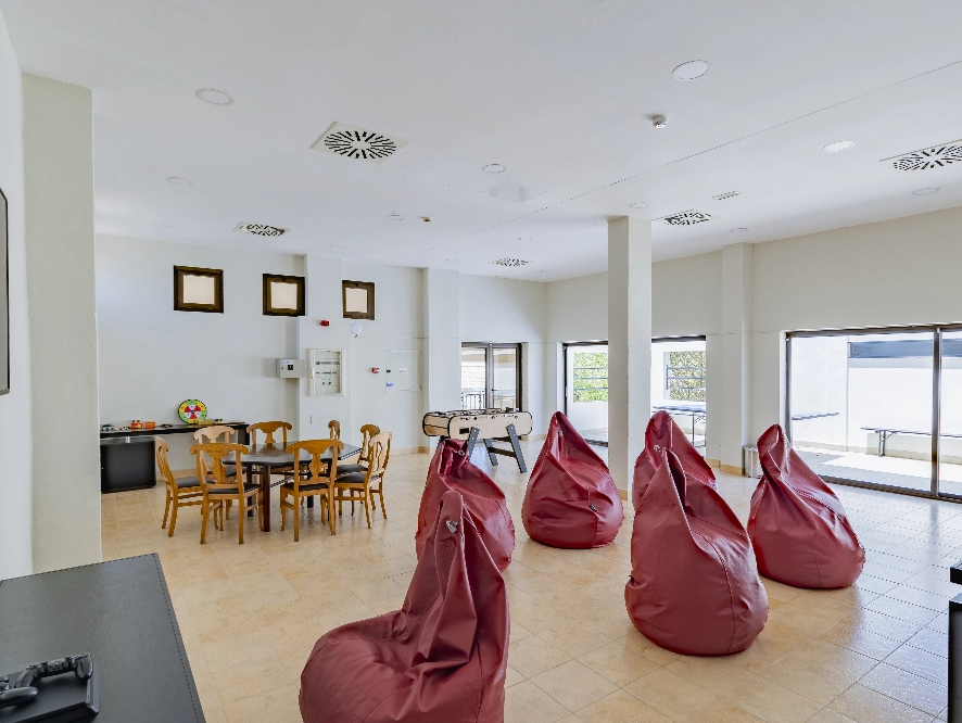 ein Spielzimmer mit einem Tisch und Stühlen