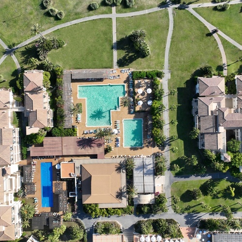 ein weißes Gebäude mit der Aufschrift Mini-Club darauf