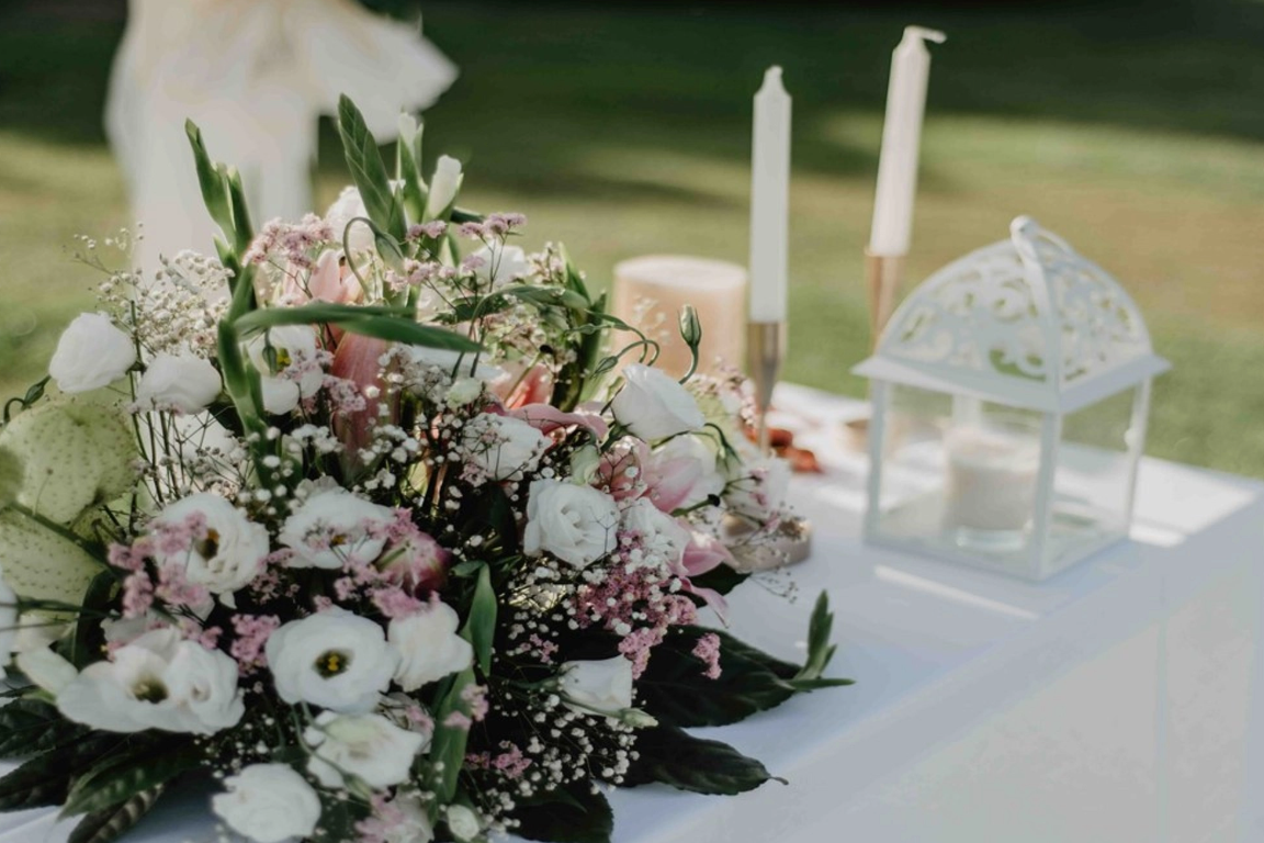 ein Mann spielt Tennis und trägt ein adidas-Shirt