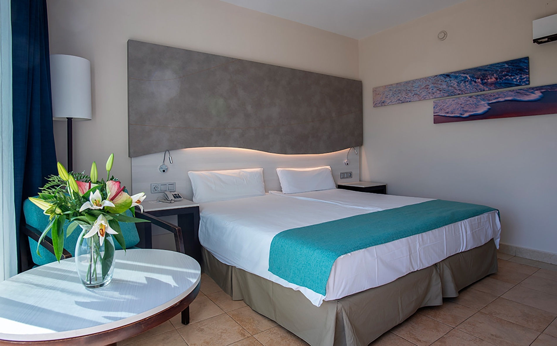 ein Hotelzimmer mit einem Bett und einem Stuhl