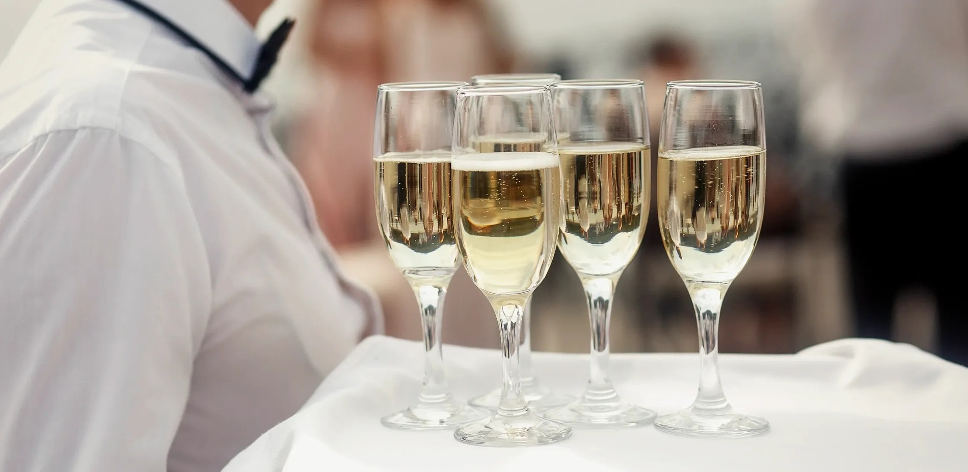 un restaurante con mesas y sillas al aire libre