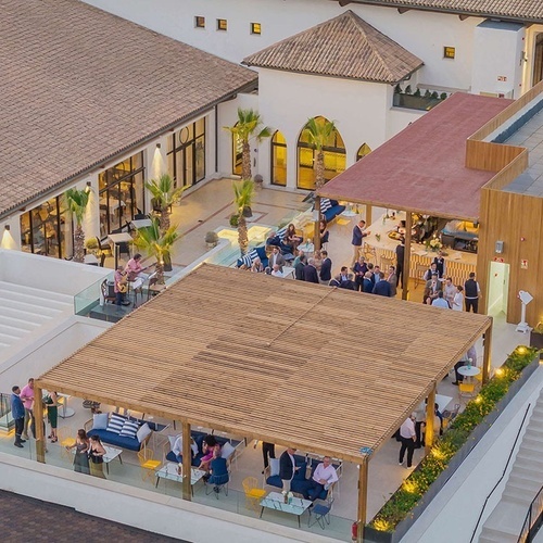 Eine Gruppe von Menschen sitzt auf einer Dachterrasse