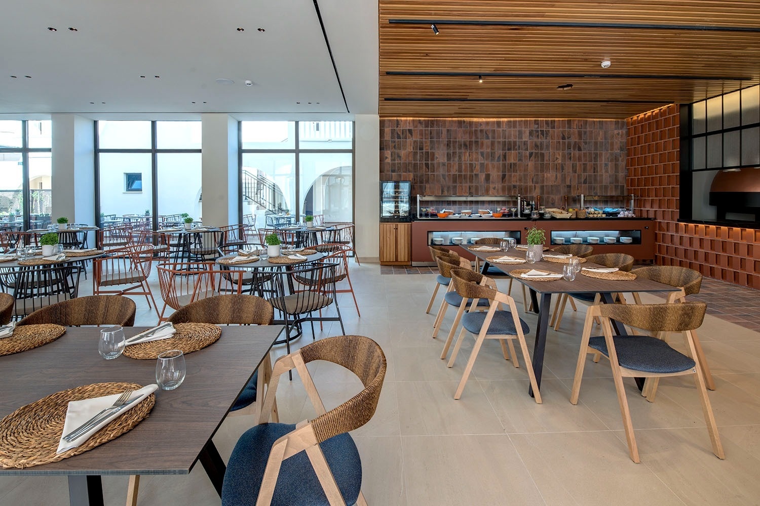 una habitación con una mesa y sillas y un horno de pizza