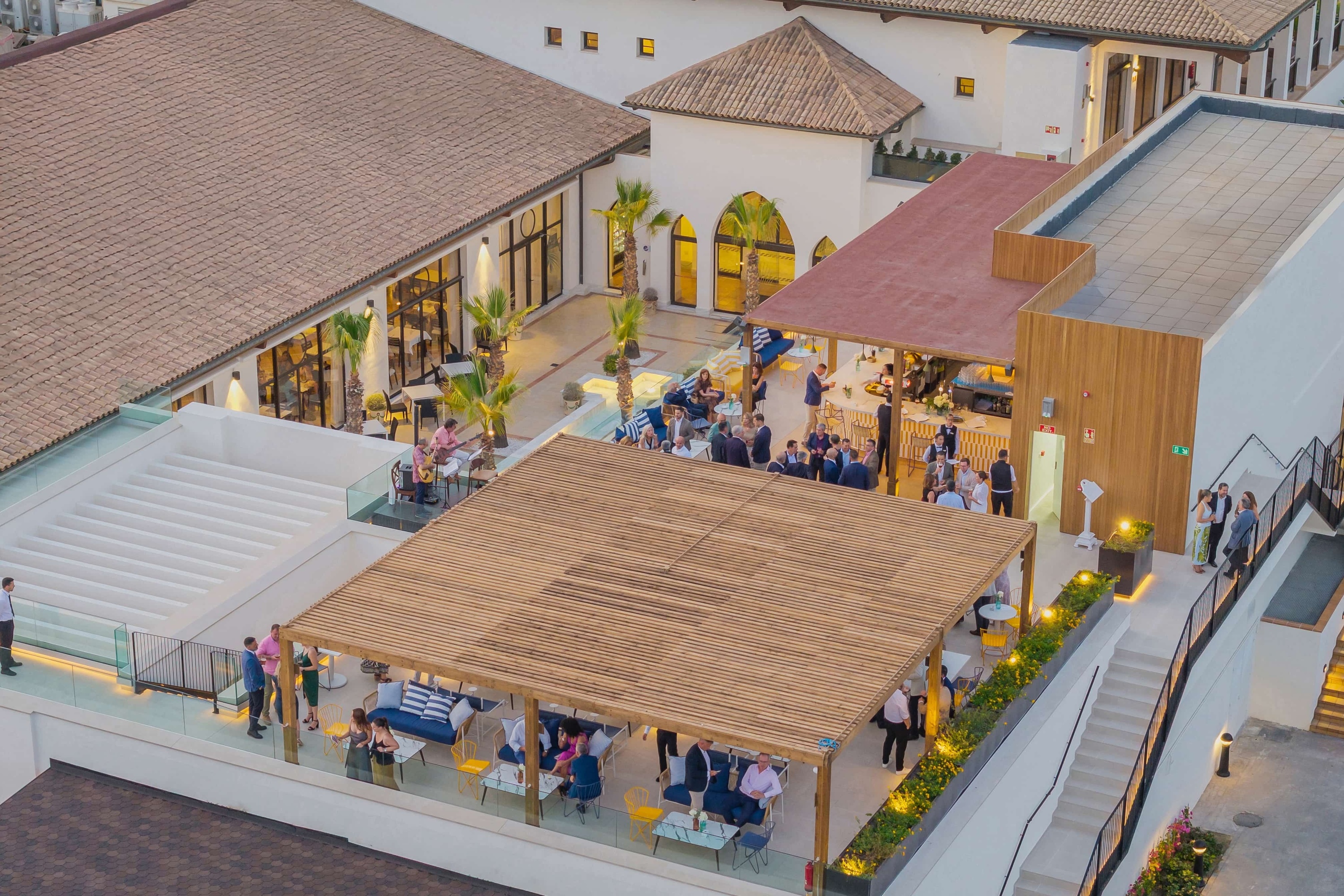 un camarero sostiene una bandeja llena de copas de champán