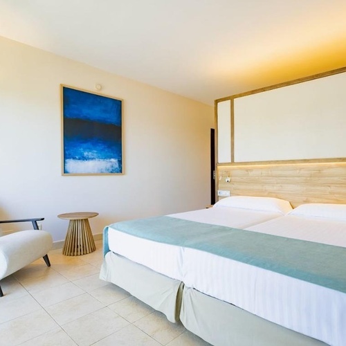 ein Hotelzimmer mit einem Bett und einem Stuhl