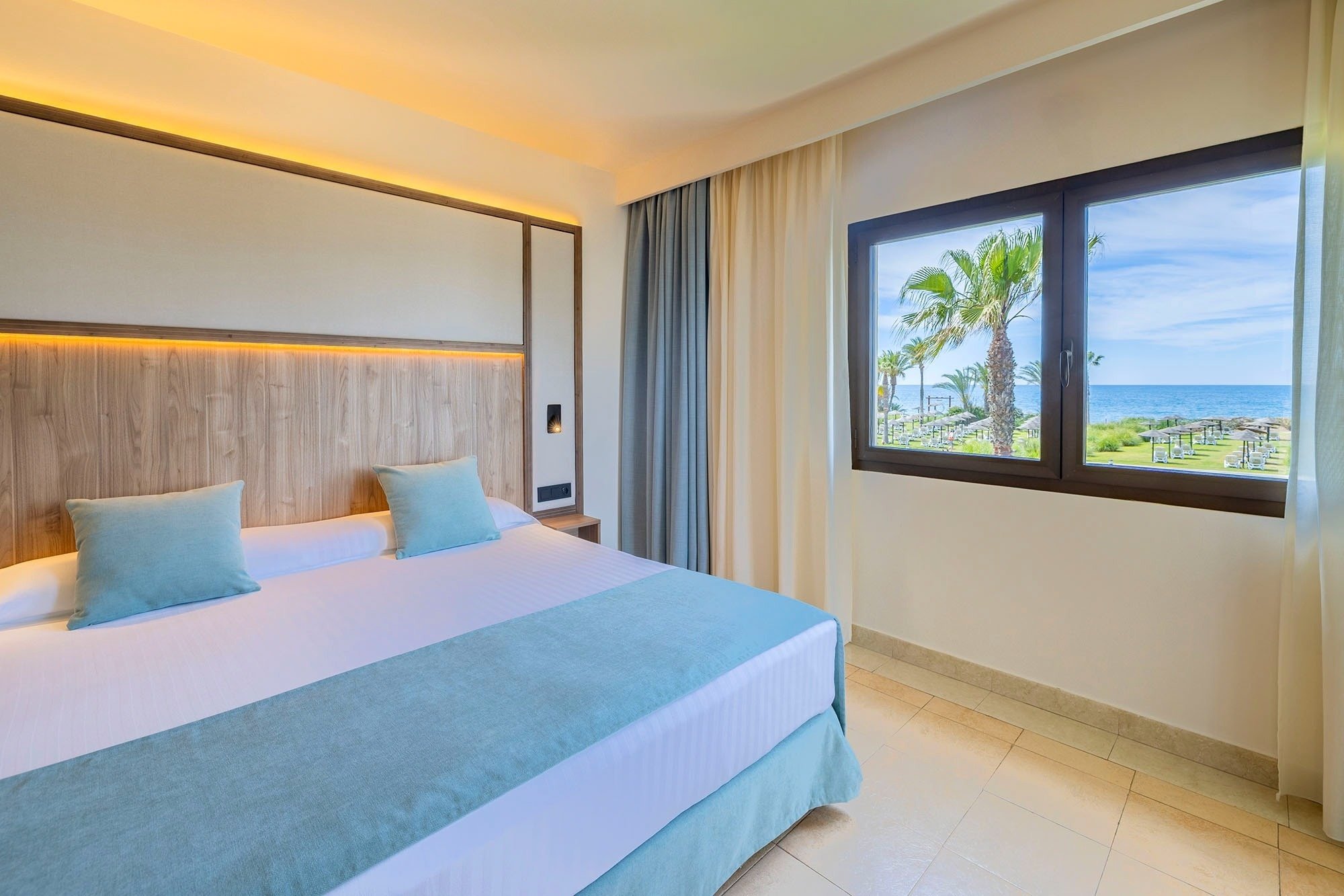 una habitación con una cama y una pintura en la pared