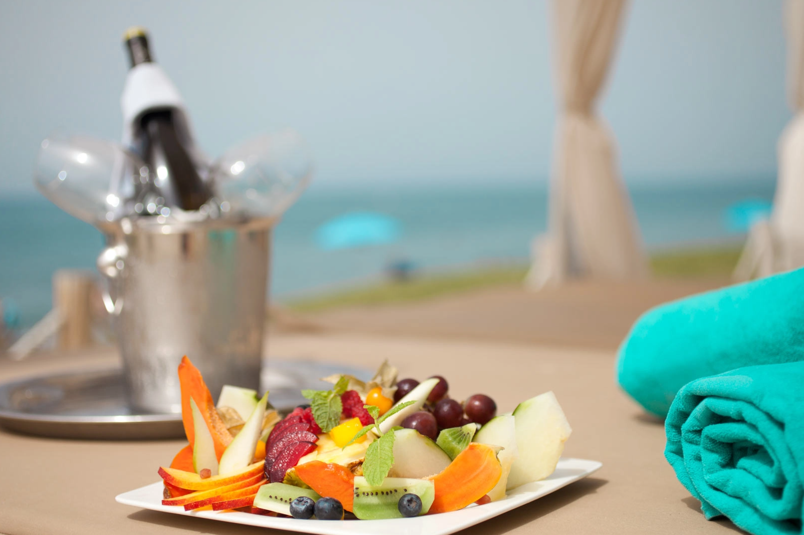 ein Collage aus Bildern eines Raumes mit Möbeln und Pflanzen