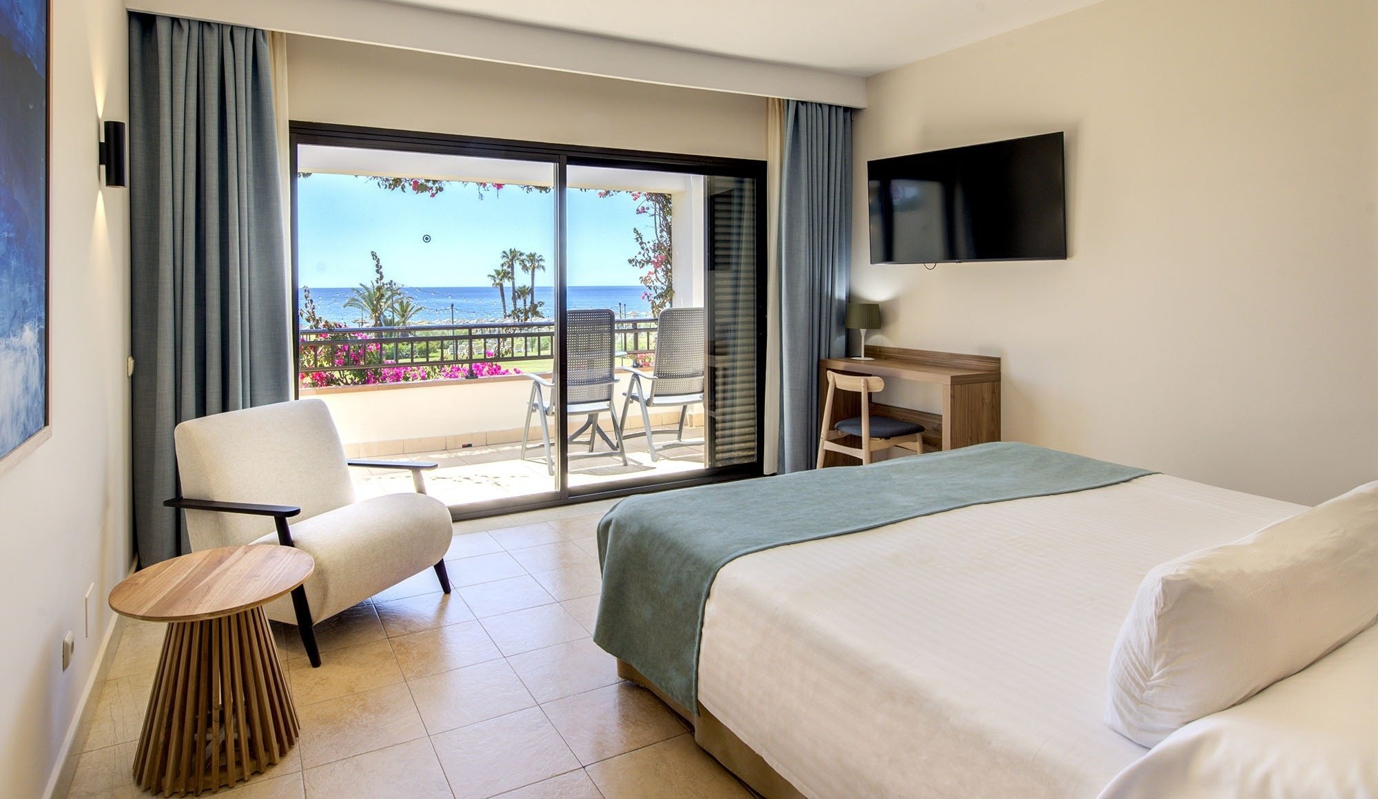 una habitación con una cama y una silla y una ventana