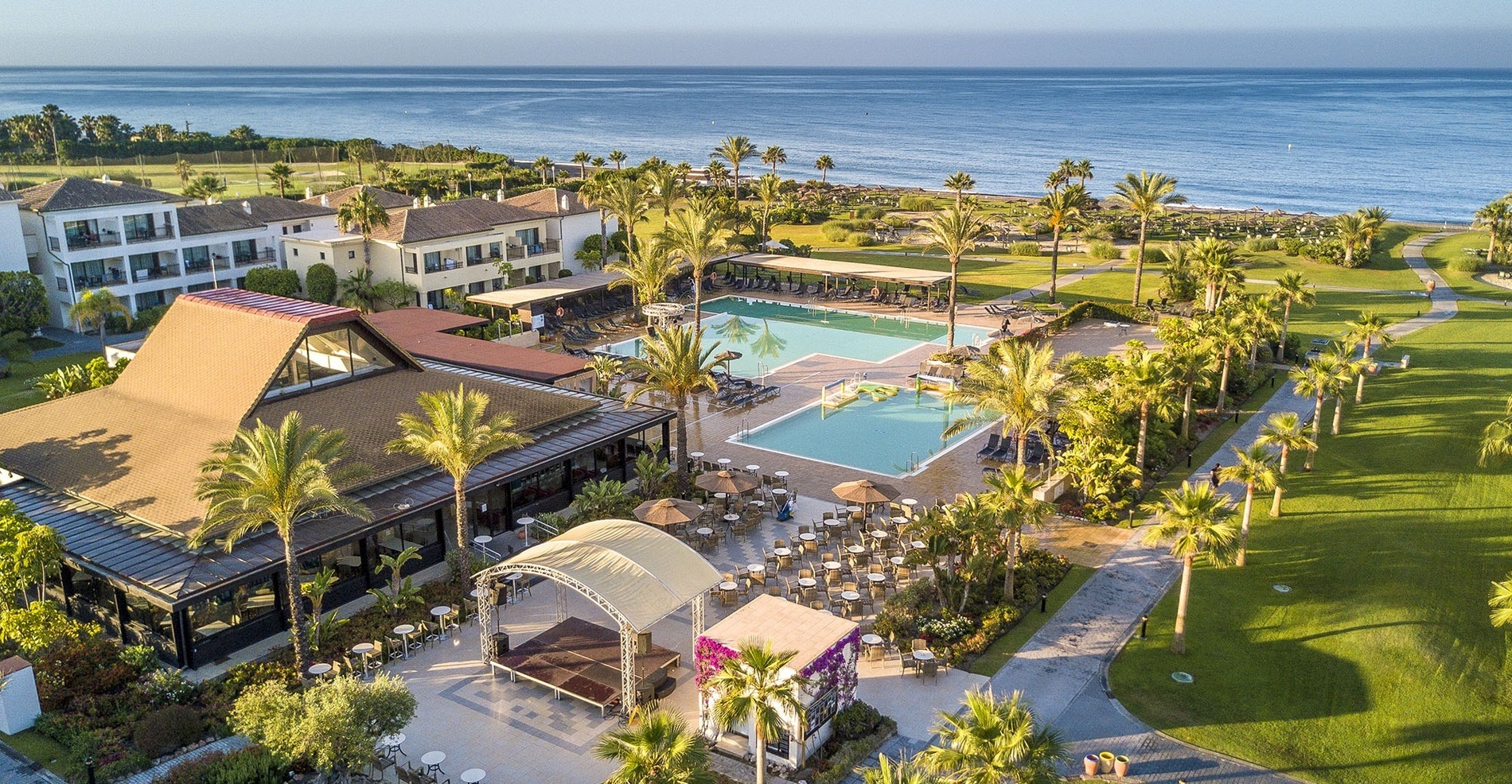 eine Luftaufnahme eines großen Swimmingpools in einem Resort