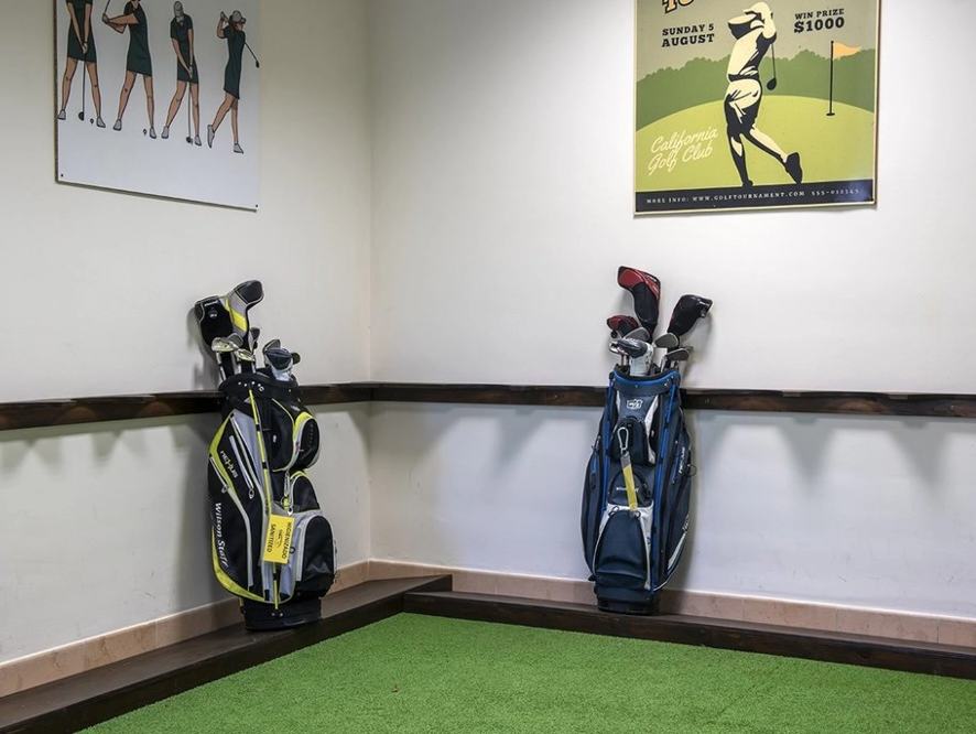 ein weißes Gebäude mit einer Bar davor