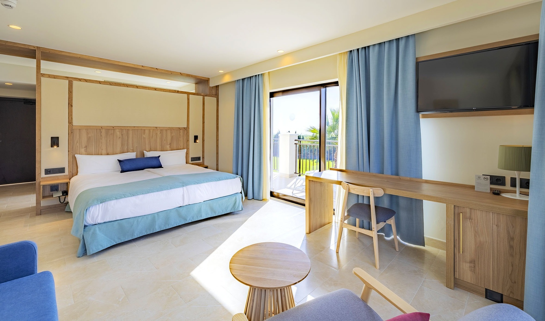 ein Hotelzimmer mit einem Bett und einem Stuhl