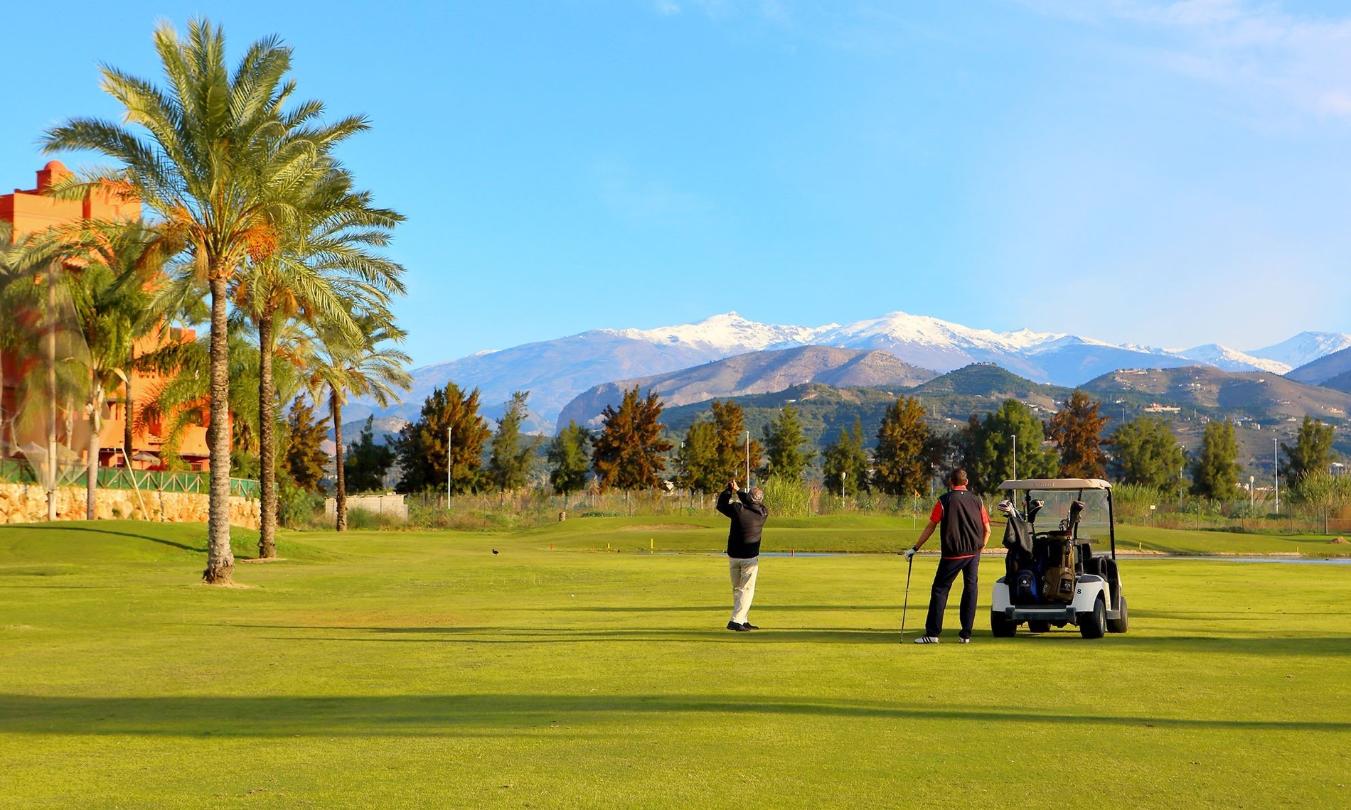 eine Luftaufnahme eines Resorts mit Bergen im Hintergrund