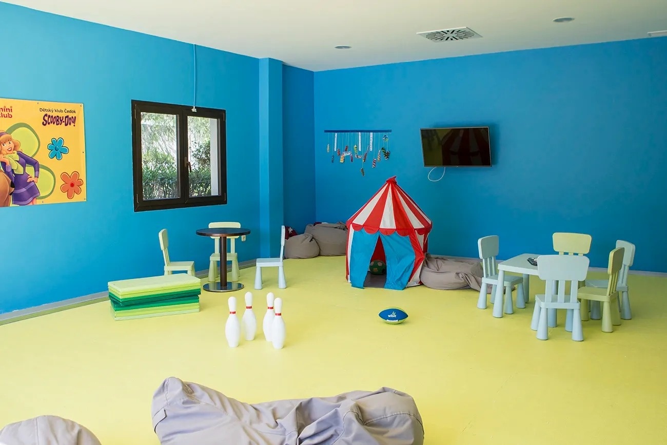 una habitación con paredes amarillas y sillas rojas