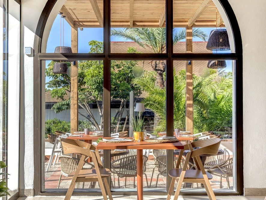 un restaurante con mesas y sillas frente a una gran ventana