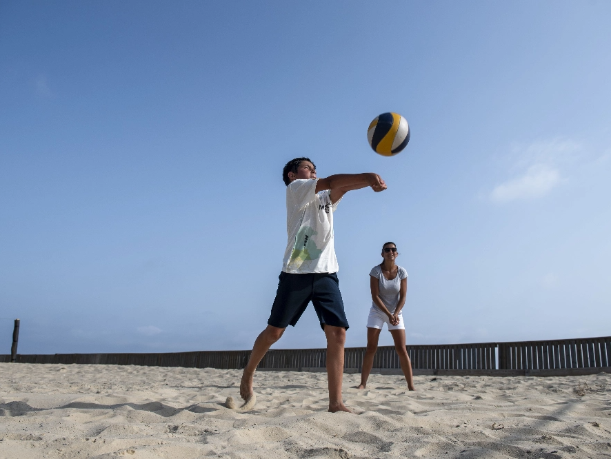 un restaurante con muchas mesas y sillas