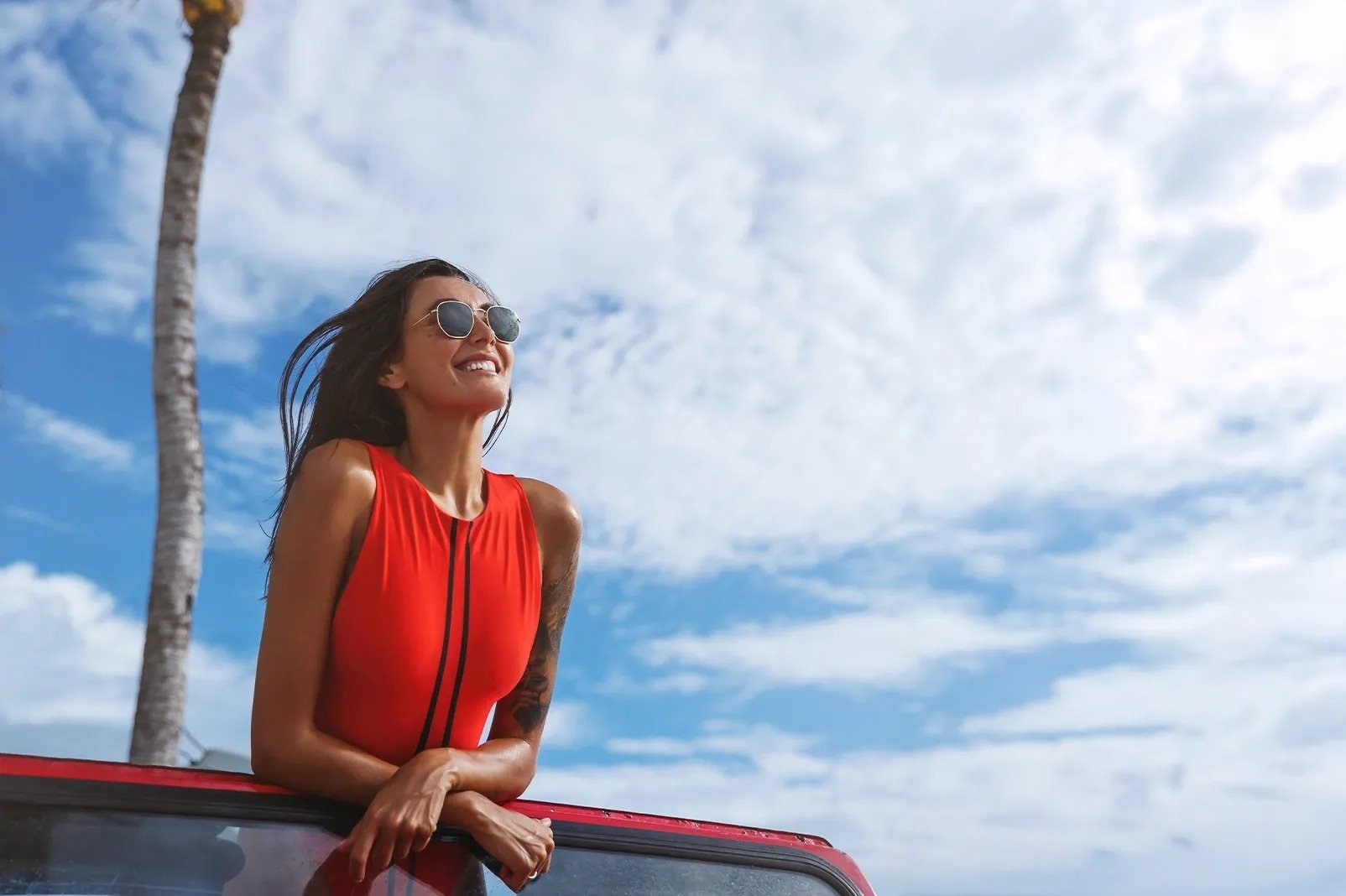 una habitación con una mesa y sillas y un horno de pizza