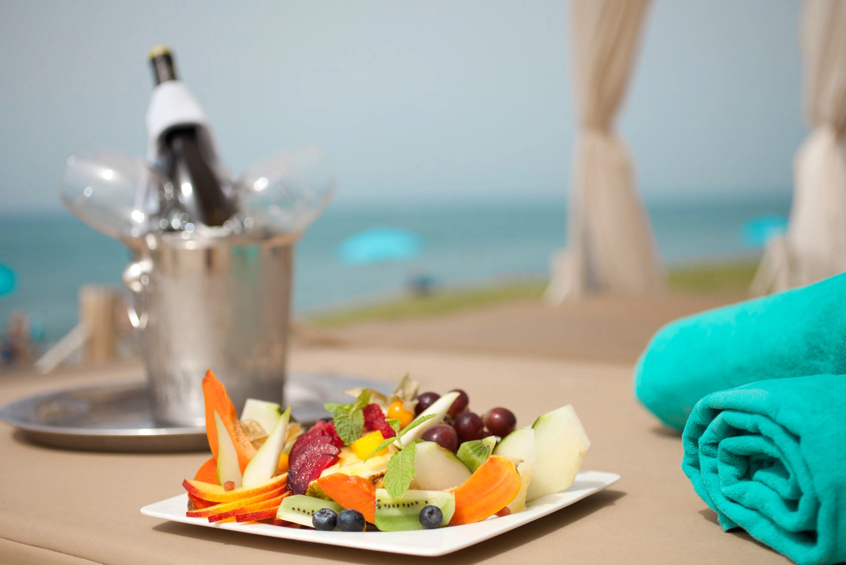 zwei Männer spielen Golf auf einem Golfplatz mit schneebedeckten Bergen im Hintergrund