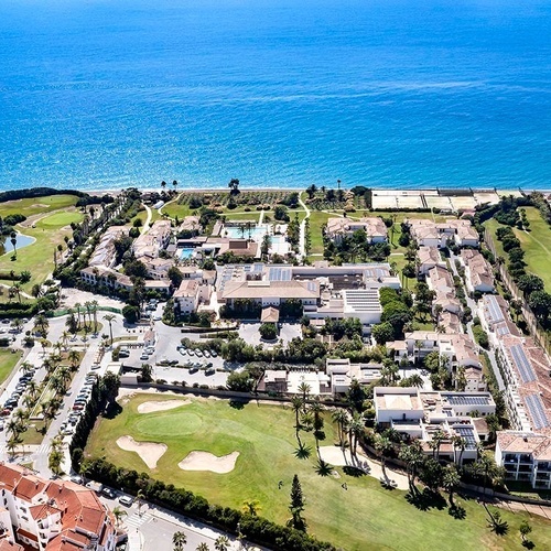 eine Luftaufnahme eines Golfplatzes mit Blick auf das Meer