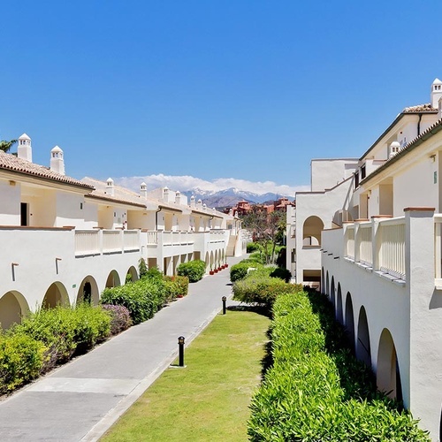 eine Reihe von weißen Gebäuden mit Balkonen und einem Feuerlöscher