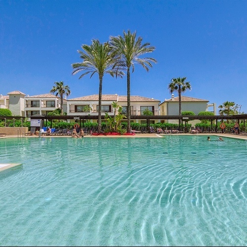 Eine Gruppe von Menschen schwimmt in einem großen Swimmingpool