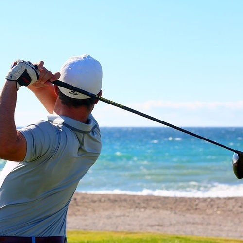 ein Mann spielt Golf mit einem Club mit der Aufschrift taylormade