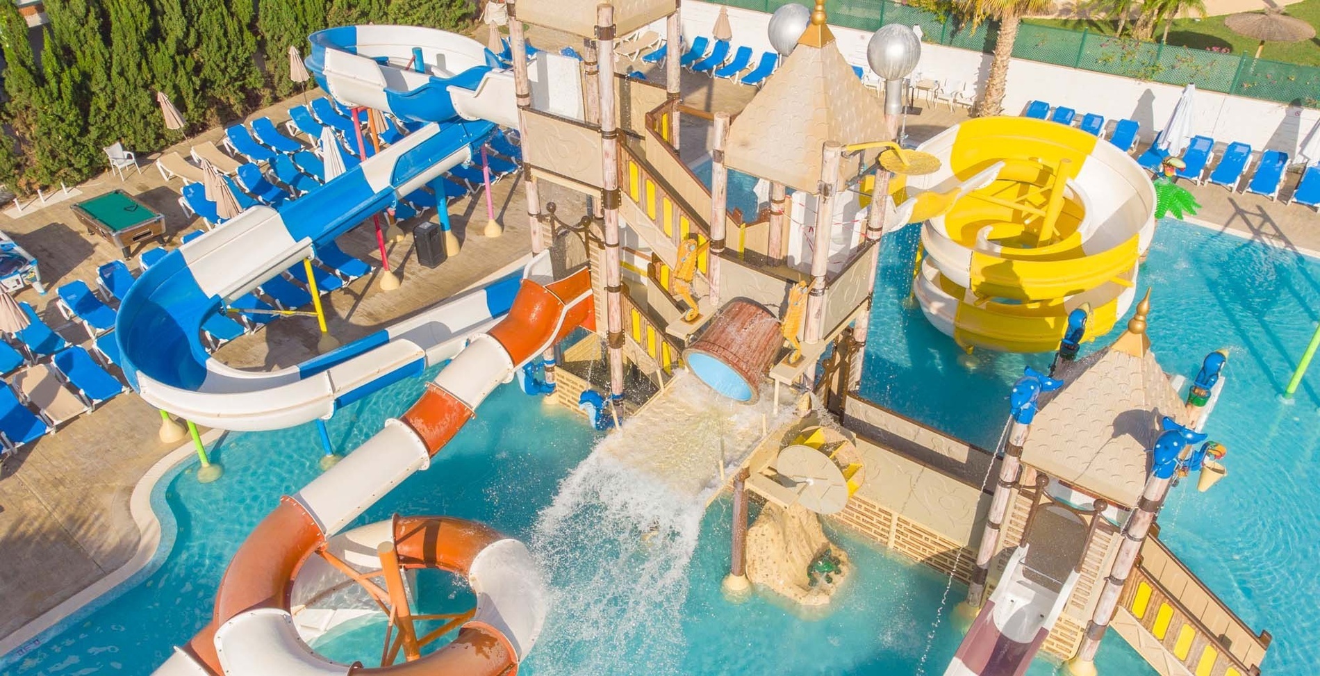un parque acuático con muchos toboganes y piscinas