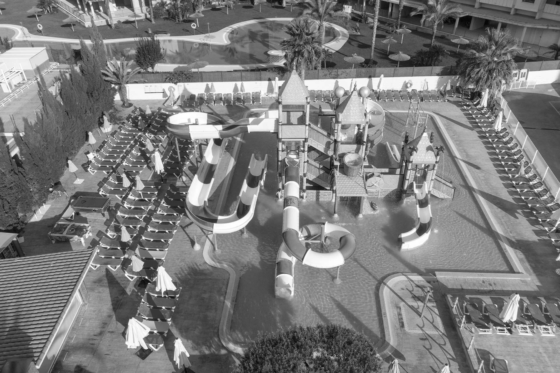 una vista aérea de un parque acuático con toboganes y piscinas=s1900