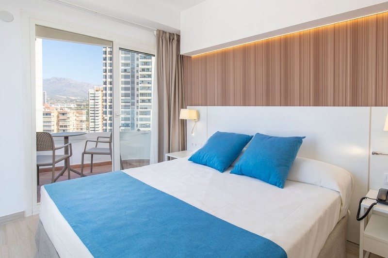una habitación de hotel con una cama y un sofá