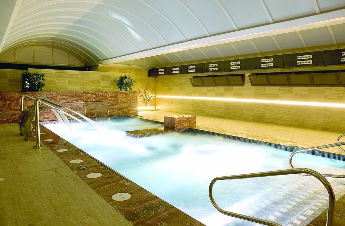 una piscina con un techo abovedado y un montón de luces