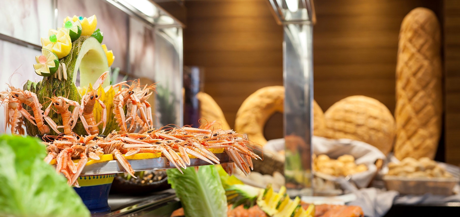 un buffet de mariscos y verduras en un restaurante