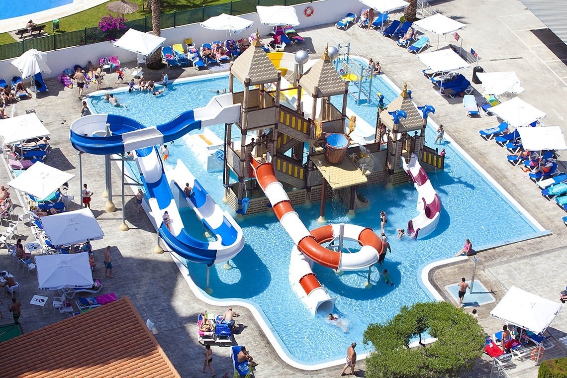una vista aérea de un parque acuático con toboganes y piscinas