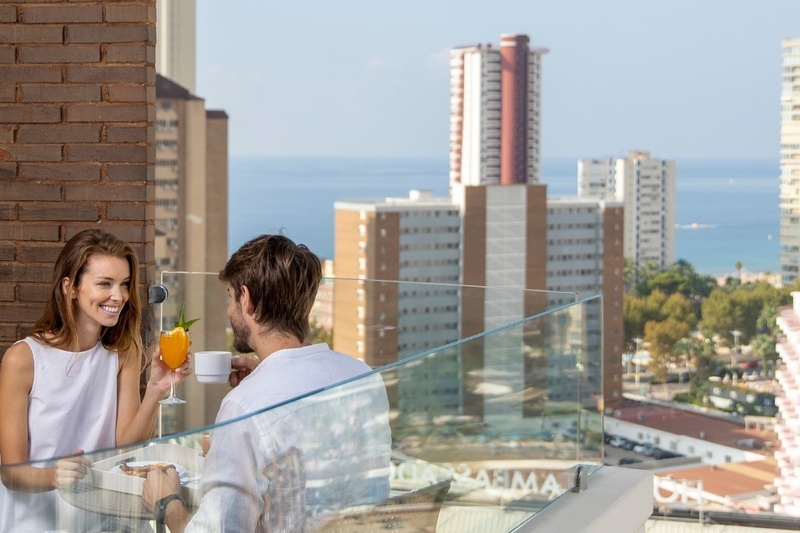 una habitación de hotel con dos camas y una mesa