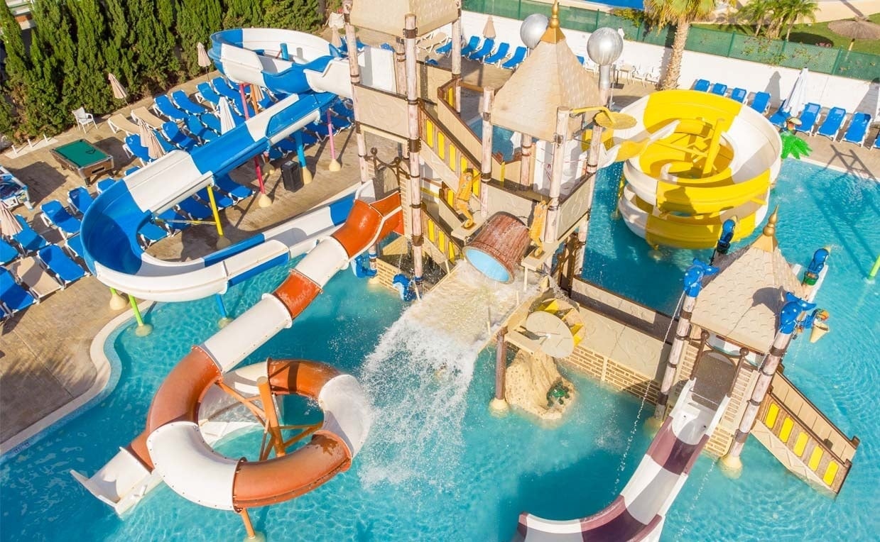 un parque acuático con muchos toboganes y piscinas