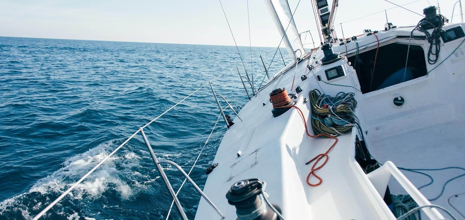 un velero blanco está navegando en el océano