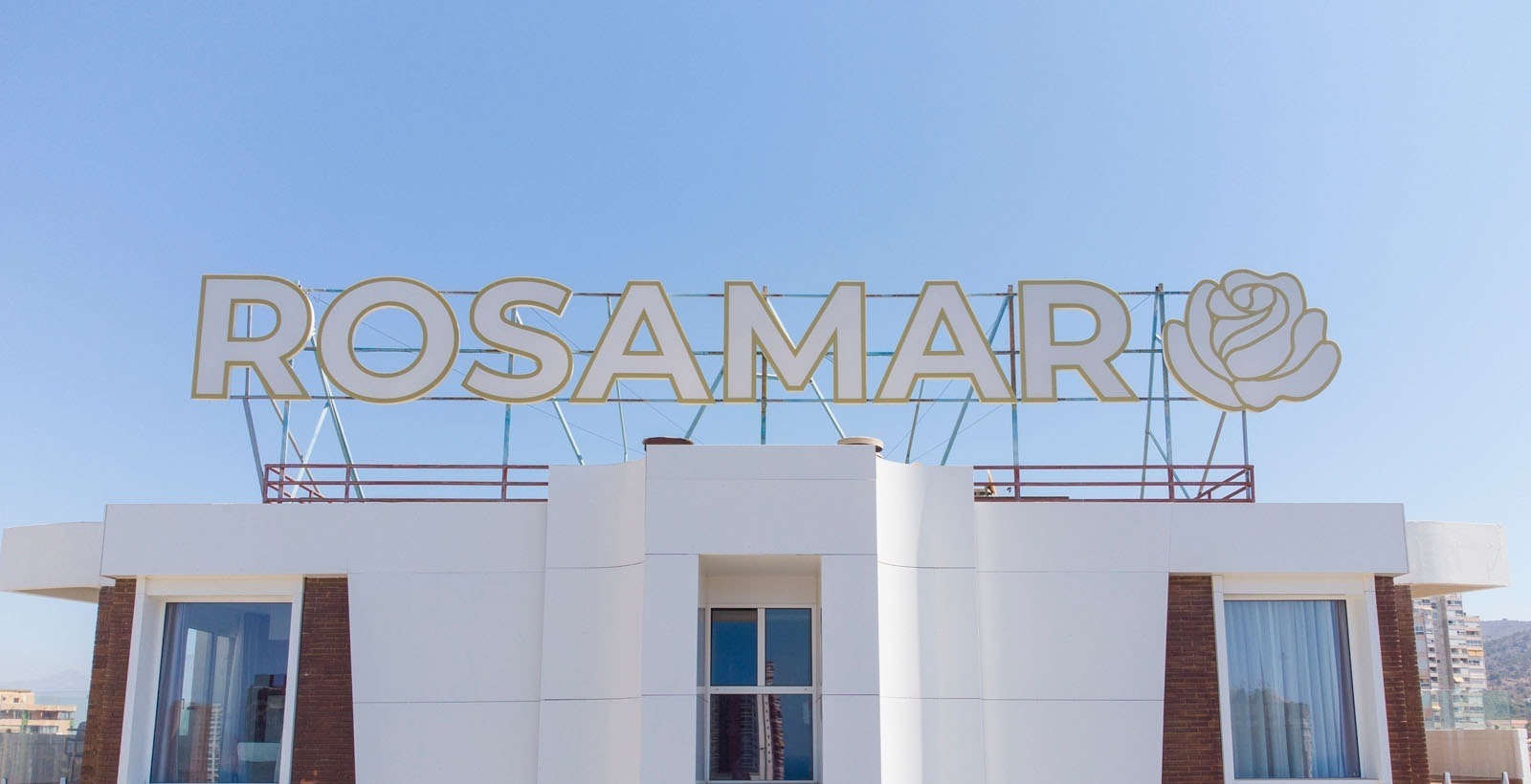 un edificio blanco con la palabra rosamar encima