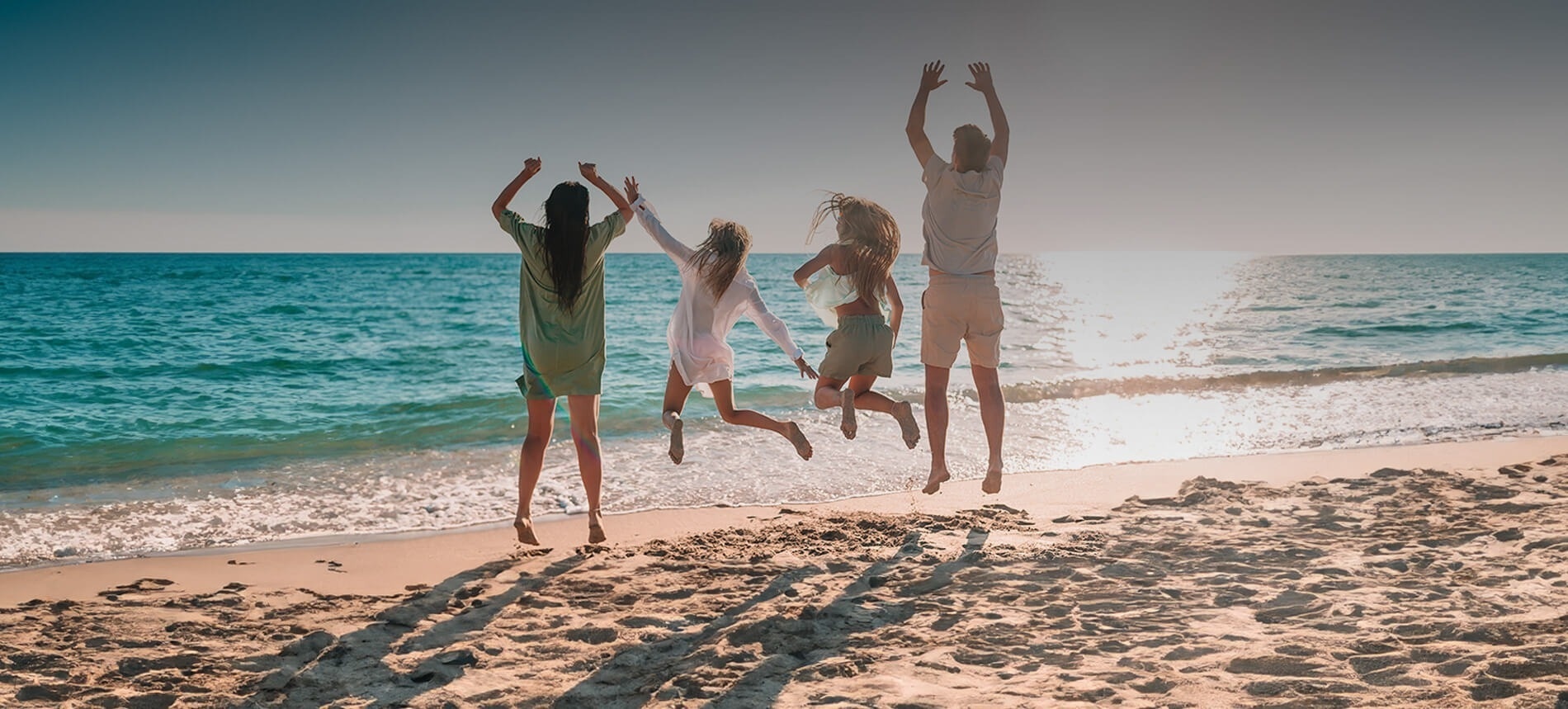 un hombre y una mujer están acostados en la playa y la mujer está tomando una foto