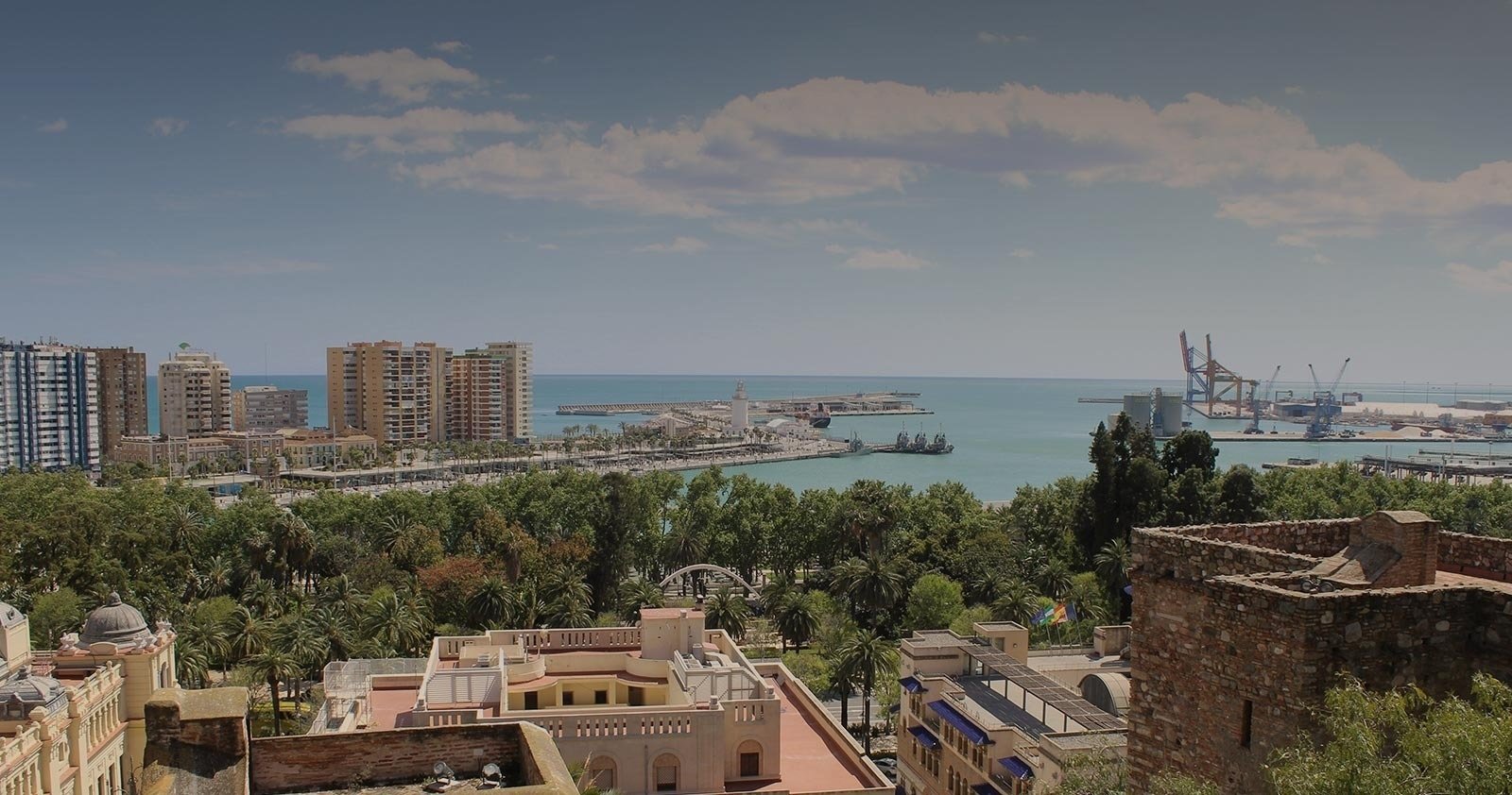 una vista aérea de una ciudad con un barco rojo en el agua