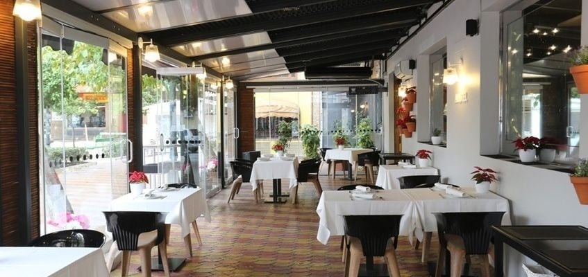 un restaurante con muchas mesas y sillas