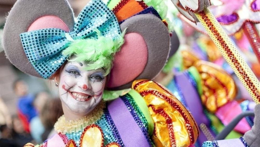 Explosion von Farbe, Musik und Satire beim Karneval 2019