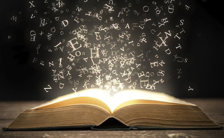 un libro abierto con letras que salen de él